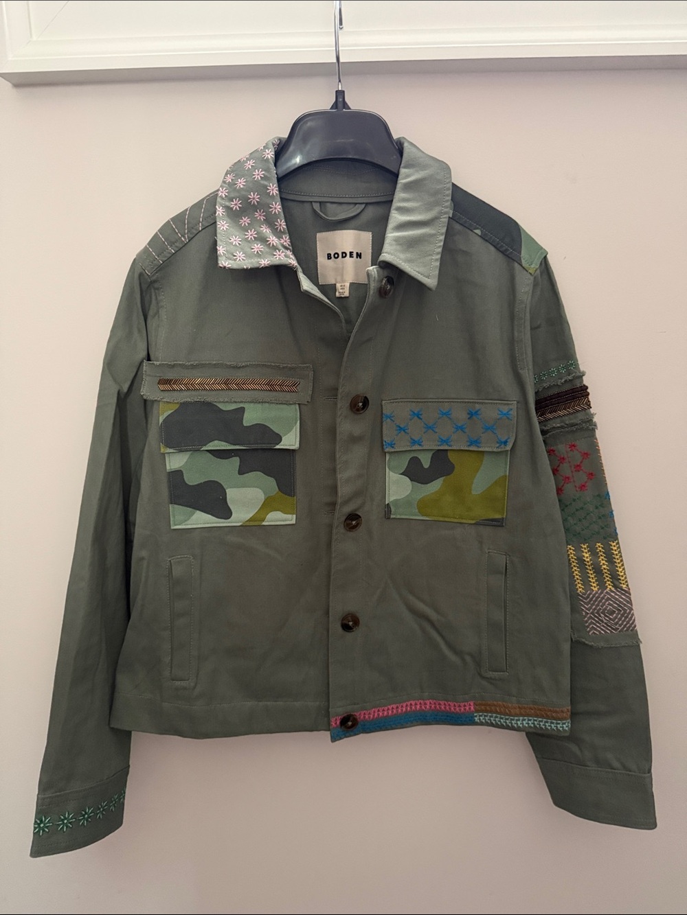 Boden Olive Green Military-Style Jacket with Camo Pockets and Embroidery -size M